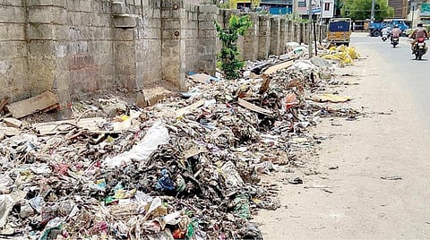 சென்னை புளியந்தோப்பு ஸ்டீபன்சன் சாலையோரம் மாநகராட்சி நிர்வாகம் கொட்டியுள்ள குப்பை.படம்: ச.கார்த்திகேயன்