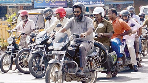 தமிழகத்தில் 12 ஆண்டுகளாகியும் ﻿﻿கட்டாய ஹெல்மெட் சட்டம் நடைமுறைக்கு வராதது ஏன்? ﻿- ﻿மாவட்ட வாரியாக அறிக்கை தாக்கல் செய்ய டிஜிபிக்கு உயர் நீதிமன்றம் உத்தரவு﻿