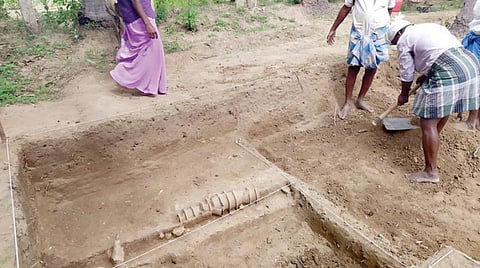 கீழடியில் சுடுமண் குழாய் கண்டுபிடிப்பு 