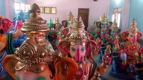 சுற்றுச்சூழலுக்கு உகந்த மற்றும் மீன்களுக்கு உணவாகும் வகையில் தயாரிக்கப்பட்டு ராமேசுவரத்தில் வைக்கப்பட்டுள்ள விநாயகர் சிலைகள்.