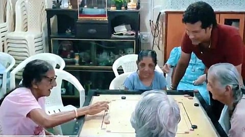 மும்பை பாந்த்ராவில் உள்ள முதியோர் இல்லத்தில் முதியோர்களுடன் தேசிய விளையாட்டு தினத்தை கொண்டாடிய சச்சின் டெண்டுல்கர். படம் உதவி ட்விட்டர்
