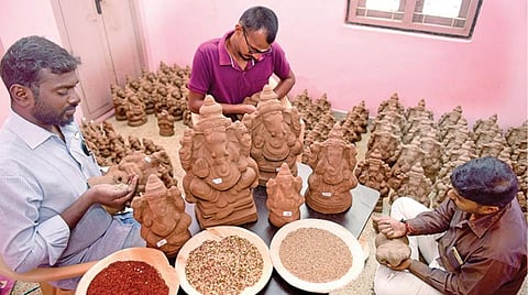 கோவையில் விதை விநாயகர் சிலைகளைத் தயாரிக்கும் கோவை குளங்கள் பாதுகாப்பு அமைப்பினர்.படம்: ஜெ.மனோகரன்