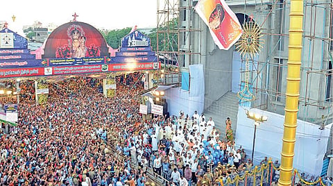 சென்னை பெசன்ட் நகர் அன்னை வேளாங்கண்ணி ஆரோக்கியமாதா ஆலய ஆண்டுப் பெருவிழா நேற்று கொடியேற்றத்துடன் தொடங்கியது. பேராயர் ஜார்ஜ் அந்தோணிசாமி கொடியேற்றத்தை தொடங்கிவைத்தார்.