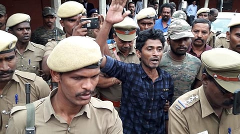 நீதிமன்றத்துக்கு வெளியே கோஷங்கள் எழுப்பிய டேனிஷ்