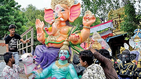 கொசப்பேட்டையில் தயாரான பிரம்மாண்ட விநாயகர் சிலைகள், சென்னை மற்றும் புறநகர் பகுதிகளில் ஆங்காங்கே பந்தல்களில் வைக்கப்படுவதற்காக வாகனங்களில் எடுத்துச் செல்லப்படுகின்றன.படங்கள்: க.ஸ்ரீபரத்