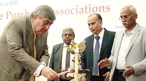 சென்னையில் நேற்று நடந்த கடன் வசூல் மற்றும் கடனுக்கு தீர்வு காண்பதில் கடன் வசூல் தீர்ப்பாயங்கள் மற்றும் தேசிய நிறுவன சட்ட தீர்ப்பாயங்கள் எதிர்கொள்ளும் சவால்கள் குறித்த கருத்தரங்கை உச்ச நீதிமன்ற நீதிபதி எஸ்.கே.கவுல் குத்துவிளக்கேற்றி தொடங்கி வைத்தார். கருத்தரங்கில் பங்கேற்ற உயர் நீதிமன்ற நீதிபதிகள் மற்றும் கடன் வசூல் தீர்ப்பாய அதிகாரிகள்.