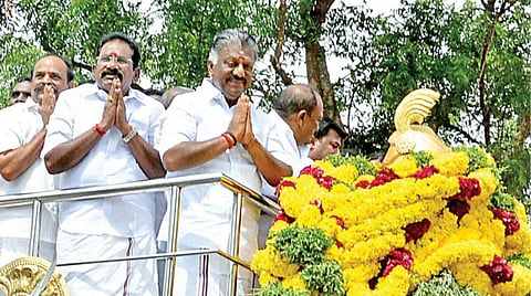 சுதந்திர போராட்ட வீரர் பூலித்தேவனின் 304-வது பிறந்த நாள் திருநெல்வேலி மாவட்டம் நெற்கட்டும்செவலில் நேற்று கொண்டாடப்பட்டது. அவரது சிலைக்கு மாலை அணிவித்து மரியாதை செலுத்திய துணை முதல்வர் ஓ.பன்னீர்செல்வம் மற்றும் அமைச்சர்கள்.
