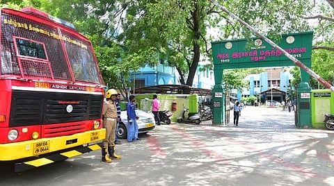 தீயணைப்பு துறையின் தடையில்லா சான்று பெற்றுள்ளதா?- சர்ச்சையில் சிக்கியது மதுரை அரசு மருத்துவமனை