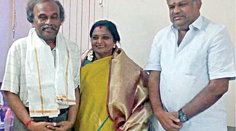 தெலங்கானா மாநில ஆளுநராக நியமிக்கப்பட்டிருக்கும் தமிழிசை, அவரது கணவர் சவுந்தரராஜன் ஆகியோரை தமாகா தலைவர் ஜி.கே.வாசன் சந்தித்து பொன்னாடை போர்த்தி, வாழ்த்து தெரிவித்தார்.