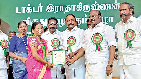 ஆசிரியர் தினத்தை முன்னிட்டு பள்ளிக்கல்வித் துறை சார்பில் டாக்டர் ராதாகிருஷ்ணன் விருது வழங்கும் விழா சென்னை கோட்டூர்புரத்தில் உள்ள அண்ணா நூற்றாண்டு நூலக வளாகத்தில் நேற்று நடைபெற்றது. இதில் விருதுக்கு தேர்வான ஆசிரியர்களுக்கு பள்ளிக்கல்வித் துறை அமைச்சர் செங்கோட்டையன் சான்றிதழ் வழங்கி கவுரவித்தார். உடன் அமைச்சர்கள் செல்லூர் கே.ராஜூ, டி.ஜெயக்குமார், தமிழ்நாடு பாடநூல் மற்றும் கல்வியியல் பணிகள் கழகத் தலைவர் பா.வளர்மதி, சட்டப்பேரவை உறுப்பினர்கள் ஆர்.நட்ராஜ், விருகை ரவி உள்ளிட்டோர். படம்: பு.க.பிரவீன்