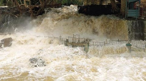ஒகேனக்கல் காவிரி ஆற்றில் நீர்வரத்து மீண்டும் உயர்ந்ததால்  பிரதான அருவியை மூழ்கடித்தபடி செல்லும் வெள்ளம்.