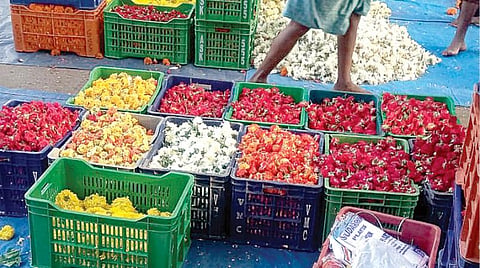 ஓணத்தை முன்னிட்டு அத்தப்பூ கோலமிட கேரளாவுக்கு அனுப்புவதற்காக கன்னியாகுமரி மாவட்டம் தோவாளை மலர் சந்தையில் விற்பனைக்கு வைக்கப்பட்டுள்ள வண்ண மலர்கள்.