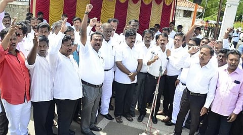 தலைமை நீதிபதி இடமாறுதல் விவகாரம்: மதுரை வழக்கறிஞர்கள் சங்கத்தினர் காலவரையற்ற நீதிமன்ற புறக்கணிப்பு 