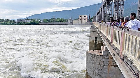 17 ஆயிரம் கனஅடி நீர் கடலில் வீணாக கலக்கும் நிலையில் கடைமடை பகுதிகளுக்கு தண்ணீர் செல்லவில்லை: அரசு நடவடிக்கை எடுக்க விவசாயிகள் சங்கம் வலியுறுத்தல்