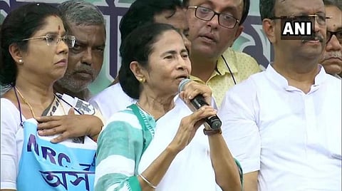 கொல்கத்தாவில் இன்று நடைபெற்ற போராட்டப் பேரணியில் மம்தா பானர்ஜி பேசியபோது | படம்: ஏஎன்ஐ