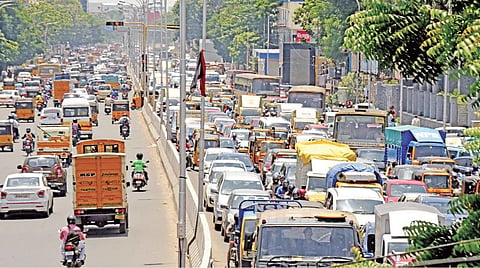 ஆயிரம் விளக்கிலிருந்து ஜெமினி மேம்பாலம் முழுக்க நேற்று ஏற்பட்ட போக்குவரத்து நெரிசலில் சிக்கிய வாகனங்கள். இதன் தொடர்ச்சியாக தேனாம்பேட்டை, நந்தனம் வரை சாலையின் ஒரு பகுதி முழுவதும் அணிவகுத்து நின்ற வாகனங்கள். படங்கள்: ம.பிரபு﻿﻿﻿﻿﻿﻿﻿