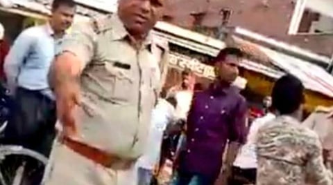 வாகன ஓட்டியை அடித்து உதைத்ததாக நடவடிக்கை எடுக்கப்பட்ட சப் இன்ஸ்பெக்டர்.| படம்: சமூகவலைத்தளம்.