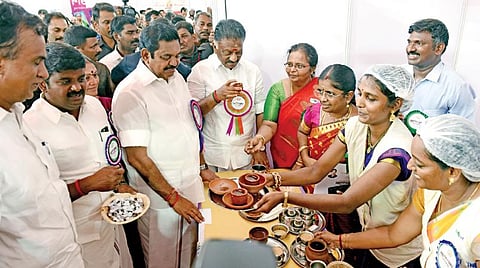 தமிழக அரசின் சுகாதாரம், உணவு பாதுகாப்பு, சமூக நலன், மீன்வளம் ஆகிய துறைகள் சார்பில், ‘மதராசபட்டினம் விருந்து‘ என்ற பாரம்பரிய உணவு கண்காட்சி மற்றும் விற்பனையை சென்னை தீவுத்திடலில் நேற்று தொடங்கி வைத்து பார்வையிடுகிறார் முதல்வர் பழனிசாமி. உடன் துணை முதல்வர் ஓ.பன்னீர்செல்வம் மற்றும் அமைச்சர்கள்.படம்: ம.பிரபு