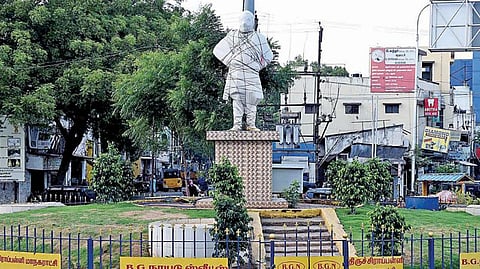திருச்சி பாலக்கரை பிரபாத் ரவுண்டானாவில் 8 ஆண்டுகளுக்கு முன்பு நிறுவப்பட்டு திறக்கப்படாமல், துணியால் மூடி வைக்கப்பட்டுள்ள சிவாஜி கணேசனின் வெண்கலச் சிலை |படம்: ஜி.ஞானவேல்முருகன்