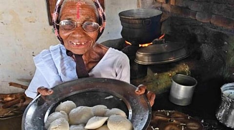 ஒரு ரூபாய்க்கு இட்லி விற்கும் கமலாத்தாள் பாட்டிக்கு துணைக் குடியரசுத் தலைவர் பாராட்டு