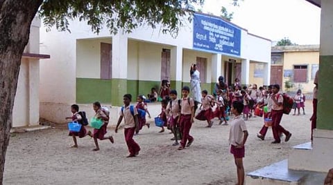 5, 8-ம் வகுப்புகளுக்கு பொதுத்தேர்வு நடைமுறையால் முப்பருவக் கல்வி சிதையும் மாணவர்கள்: இடைநிற்றல் அதிகரிக்கும் அபாயம் ஆசிரியர்கள், கல்வியாளர்கள் கருத்து