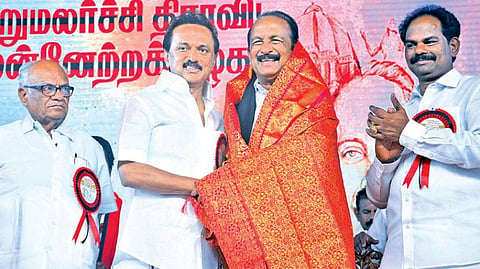 மதிமுக சார்பில் அண்ணாவின் 111-வது பிறந்தநாள் மாநாடு சென்னை நந்தனம் ஒய்எம்சிஏ மைதானத்தில் நேற்று நடந்தது. மாநாட்டை திமுக தலைவர் மு.க.ஸ்டாலின் தொடங்கிவைத்து, மதிமுக பொதுச் செயலாளர் வைகோவுக்கு பொன்னாடை போர்த்தினார். அருகில் மதிமுக அவைத் தலைவர் சு.துரைசாமி, துணை பொதுச் செயலாளர் மல்லை சத்யா | படம்: பு.க.பிரவீன்