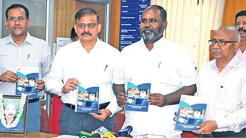 வடகிழக்கு பருவமழை முன்னெச்சரிக்கை நடவடிக்கை தொடர்பான வழிகாட்டுதல் சுற்றறிக்கையை தமிழக வருவாய், பேரிடர் மேலாண்மை துறை அமைச்சர் ஆர்.பி.உதயகுமார் சென்னை எழிலகத்தில் உள்ள மாநில புயல் அவசர கட்டுப்பாட்டு மையத்தில் வெளியிட்டார். உடன் வருவாய் நிர்வாக ஆணையர் சத்யகோபால், வருவாய் துறை செயலாளர் அதுல்ய மிஸ்ரா, பேரிடர் மேலாண்மை இயக்குநர் ஜெகநாதன் ஆகியோர்.