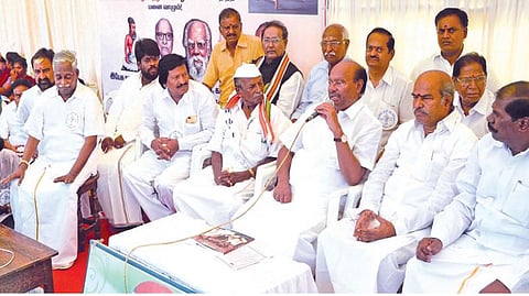 தமிழகத்தில் பூரண மதுவிலக்கு கோரி காங்கிரஸ் மூத்த தலைவர் குமரி அனந்தன் சென்னை வள்ளுவர் கோட்டம் அருகில் நேற்று உண்ணாவிரதப் போராட்டம் நடத்தினார். இதில் கலந்துகொண்டு அவருக்கு ஆதரவு தெரிவித்துப் பேசுகிறார் பாமக நிறுவனர் ராமதாஸ். அருகில் காங்கிரஸ் முன்னாள் தலைவர் கே.வி.தங்கபாலு, பாமக தலைவர் ஜி.கே.மணி உள்ளிட்டோர் | படம்:க.ஸ்ரீபரத்