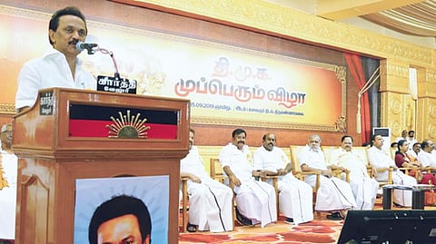 திருவண்ணாமலையில் நடைபெற்ற திமுக முப்பெரும் விழாவில் பேசுகிறார் திமுக தலைவர் ஸ்டாலின். உடன் முன்னாள் அமைச்சர்கள் துரைமுருகன், டிஆர் பாலு, எ.வ.வேலு, பொன்முடி, பெரியசாமி, நேரு உள்ளிட்டோர்.