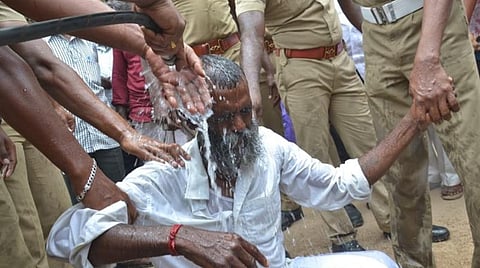 நெல்லை ஆட்சியர் அலுவலகத்தில் விவசாயி தீக்குளிக்க முயற்சி 