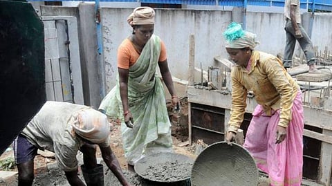 கட்டுமான தொழிலாளர்களுக்கு ﻿﻿பணியிடத்தில் மருத்துவ சேவை வழங்க 50 வாகனங்கள்﻿: ﻿ ரூ.18 கோடியில் வாங்க முடிவு﻿