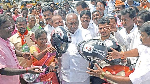 பிரதமர் நரேந்திர மோடியின் 69-வது பிறந்தநாளை முன்னிட்டு தமிழக பாஜக மீனவர் அணி சார்பில் இலவச ஹெல்மெட் வழங்கும் நிகழ்ச்சி சென்னை விவேகானந்தர் இல்லம் அருகே நேற்று நடைபெற்றது. இதில், முன்னாள் மத்திய இணை அமைச்சர் பொன்.ராதாகிருஷ்ணன், வாகன ஓட்டிகள் 69 பேருக்கு இலவசமாக ஹெல்மெட்களை வழங்கினார். உடன், மீனவர் அணித் தலைவர் எஸ்.சதீஷ்குமார் உள்ளிட்ட பாஜக நிர்வாகிகள்.படம்: ம.பிரபு