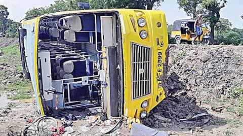 தனியார் கல்லூரி பேருந்து கவிழ்ந்து: 25 மாணவிகள் படுகாயம் 