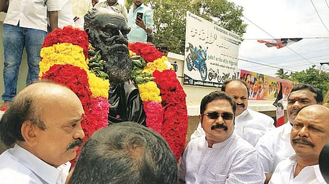 தஞ்சாவூர் மாவட்டம் கும்பகோணத்தில் நேற்று பெரியார் சிலைக்கு மாலை அணிவித்து மரியாதை செலுத்திய அமமுக பொதுச் செயலாளர் டிடிவி.தினகரன்.