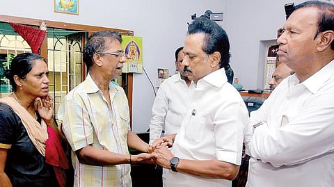 அதிமுக பேனர் விழுந்ததால் ஏற்பட்ட விபத்தில் உயிரிழந்த சுபயின் பெற்றோரை நெமிலிச்சேரியில் உள்ள அவரது வீட்டில் திமுக தலைவர் மு க ஸ்டாலின் சந்தித்து ஆறுதல் கூறி, ரூ.5 லட்சம் நிதியுதவி அளித்தார்.படம்: எம்.முத்துகணேஷ்