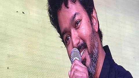 சுபஸ்ரீ மரணத்தில் கைது செய்ய வேண்டியவரை விட்டுவிட்டு பேனர் பிரிண்ட் செய்தவரைக் கைது செய்கிறார்கள்: விஜய் விமர்சனம் 