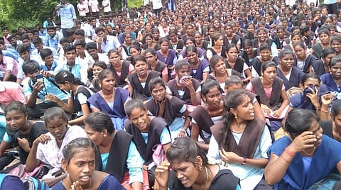கல்லூரி மாணவ, மாணவிகள் திருவண்ணாமலை-சென்னை புறவழி சாலையில் சாலை மறியலில் ஈடுபட்டனர்.