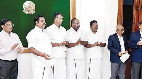 வருவாய் மற்றும் பேரிடர் மேலாண்மைத் துறை சார்பில் காஞ்சிபுரம் மற்றும் திருவள்ளூர் மாவட்டங்களில் முடிவுற்ற வெள்ளத் தடுப்பு பணிகளை சென்னை தலைமைச் செயலகத்தில் முதல்வர் பழனிசாமி நேற்று தொடங்கி வைத்தார். மேலும் தருமபுரி, கோவை, திண்டுக்கல், ஈரோடு ஆகிய மாவட்டங்களில் கட்டப்பட்டுள்ள வட்டாட்சியர் அலுவலகம் மற்றும் குடியிருப்பு கட்டிடங்கள் மற்றும் கோவையில் (வடக்கு) கட்டப்பட்டுள்ள வருவாய் கோட்டாட்சியர் அலுவலகம் மற்றும் குடியிருப்பு கட்டிடத்தையும் திறந்து வைத்தார். உடன் அமைச்சர்கள் வேலுமணி, உதயகுமார், பெஞ்சமின் மற்றும் தலைமைச் செயலாளர் சண்முகம்.