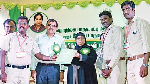 தொழிலகப் பாதுகாப்பு மற்றும் சுகாதார இயக்ககம், தேசிய பாதுகாப்பு குழுமம் சார்பில் தொழிற்சாலைகள் பாதுகாப்பு விருதுகள், உயர்ந்த உழைப்பாளர் விருதுகள் வழங்கும் விழா சென்னையில் நேற்று நடைபெற்றது. இந்நிகழ்ச்சியில் பங்கேற்ற தொழிலாளர் நலத்துறை அமைச்சர் நிலோபர் கபீல் விருதுகளை வழங்கினார். உடன், தொழிலகப் பாதுகாப்பு மற்றும் சுகாதார இயக்கக இயக்குநர் கா.மனோகரன், தொழிலாளர் மற்றும் வேலைவாய்ப்புத் துறை முதன்மைச் செயலாளர் தீரஜ்குமார். படம்: ம.பிரபு