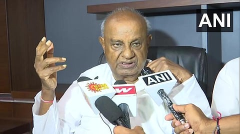 மதச்சார்பற்ற ஜனதா தளம் கட்சியின் தலைவர் தேவகவுடா நிருபர்களுக்கு அளித்த பேட்டி :  படம் ஏஎன்ஐ