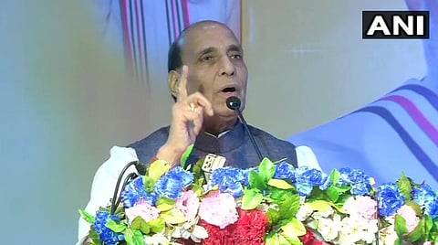 பாட்னாவில் நடந்த கூட்டத்தில் மத்திய பாதுகாப்புத்துறை அமைச்சர் ராஜ் நாத் சிங் பேசிய காட்சி : படம் ஏஎன்ஐ
