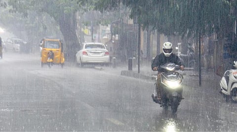 சென்னை மற்றும் புறநகர் பகுதிகளில் பரவலாக நேற்று கனமழை பெய்தது. ஆழ்வார்பேட்டையில் கொட்டும் மழையில் செல்லும் வாகனங்கள்
