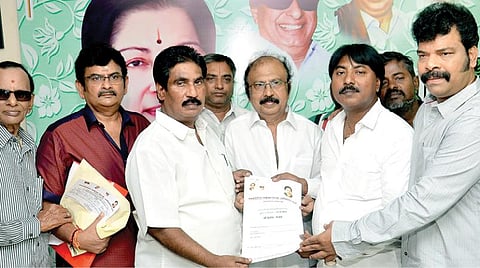 நாங்குநேரி தொகுதியில் போட்டியிட விருப்பம் தெரிவித்து அதிமுக நட்சத்திரப் பேச்சாளர் நாஞ்சில் பி.சி.அன்பழகன் நேற்று விருப்ப மனு அளித்தார். உடன் கவிஞர் முத்துலிங்கம், நடிகர்கள் அனுமோகன், ரவி மரியா உள்ளிட்டோர்.