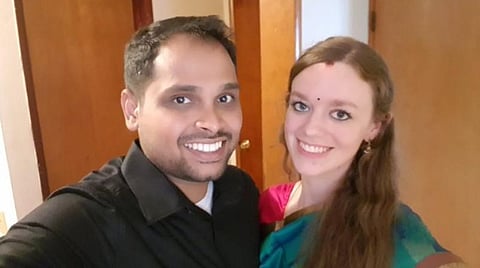 மலர்ந்தும் மலராத பாடலைப் பாடும் வெளிநாட்டுப் பெண்: இணையத்தில் வைரலாகும் ட்விட்டர் வீடியோ 