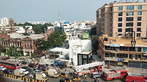சென்னை அண்ணா சாலையில் வங்கி கான்கிரீட் ஸ்லாப் விழுந்து விபத்து
