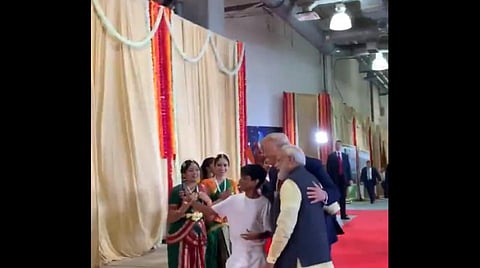 ஹவுடி மோடி நிகழ்வில் சுவாரஸ்யம்: சிறுவனின்  செல்ஃபி ஆசையை நிறைவேற்றிய ட்ரம்ப், மோடி