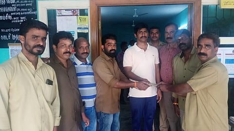 சாலையில் கிடந்த பணத்தை போலீஸாரிடம் ஒப்படைத்த ஆட்டோ ஓட்டுநர்: குவியும் பாராட்டு