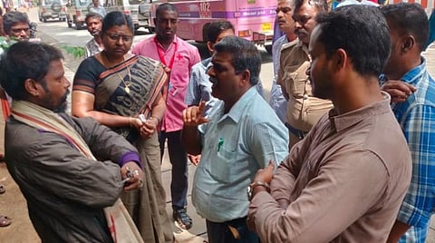 பழனியில் ஆதரவின்றி சுற்றித்திரிந்த மனநலம் பாதிக்கப்பட்டவர்களை மீட்டு அரசு காப்பகத்தில் சேர்த்த  சார் ஆட்சியர்: குவியும் பாராட்டு