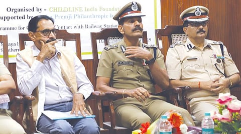 சைல்டு லைன் அறக்கட்டளை சார்பில் ரயில்வே போலீஸாருக்கான குழந்தைகள் பாதுகாப்பு குறித்த பயிற்சி தெற்கு ரயில்வே தலைமை அலுவலகத்தில் நேற்று நடந்தது. இதில் பங்கேற்ற ரயில்வே டிஜிபி சைலேந்திரபாபு, ரயில்வே பாதுகாப்புப் படை ஐஜி பிரேந்திரகுமார், காவல்துறை தலைவர் வனிதா, சென்னை ரயில்வே மாவட்ட காவல் கண்காணிப்பாளர் மகேஷ்வரன், பி.எம்.நாயர் ஐ.பி.எஸ். சென்னை மண்டல முதுநிலை பாதுகாப்பு ஆணையர் சந்தோஷ் சந்திரன். படம்: பு.க.பிரவீன்