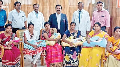 சென்னை எழும்பூர் அரசு குழந்தைகள் நல மருத்துவமனையில் பிறவி குறைபாட்டால் வயிற்றில் இருந்த குடல்கள் ஓட்டை வழியாக நெஞ்சுப் பகுதிக்கு சென்ற 6 பச்சிளம் குழந்தைகளுக்கு அறுவை சிகிச்சை செய்யப்பட்டது. குணமடைந்த குழந்தைகளுடன் தாய்மார்கள். உடன், அறுவை சிகிச்சைப் பிரிவு துறைத் தலைவர் ஜெ.முத்துக்குமரன், பச்சிளம் குழந்தைகள் நலத்துறைத் தலைவர் சி.என்.கமல ரத்தினம், டாக்டர்கள் ஆர்.செந்தில்நாதன், எஸ்.விவேக்.